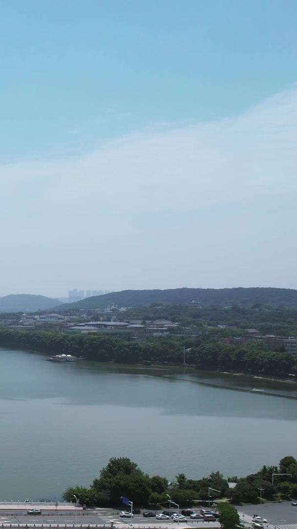 5A景区东湖航拍城市自然风光湖景蓝天白云天空素材视频的预览图