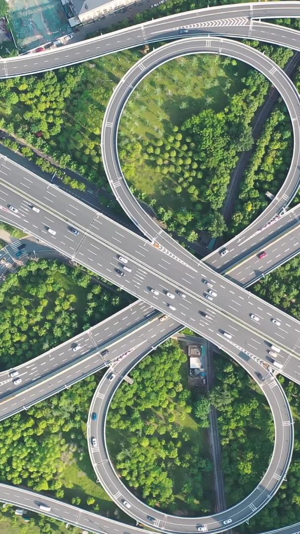 航拍城市繁华路段交通道路交通流量材料视频的预览图