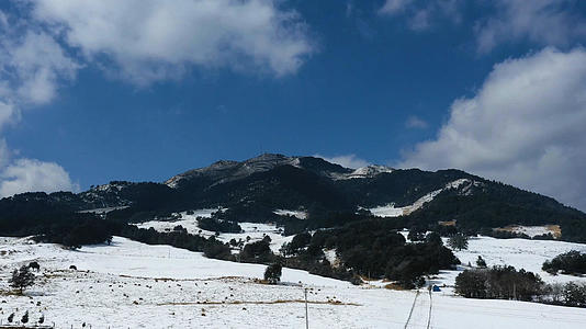雪山蓝天白云延时摄影视频的预览图