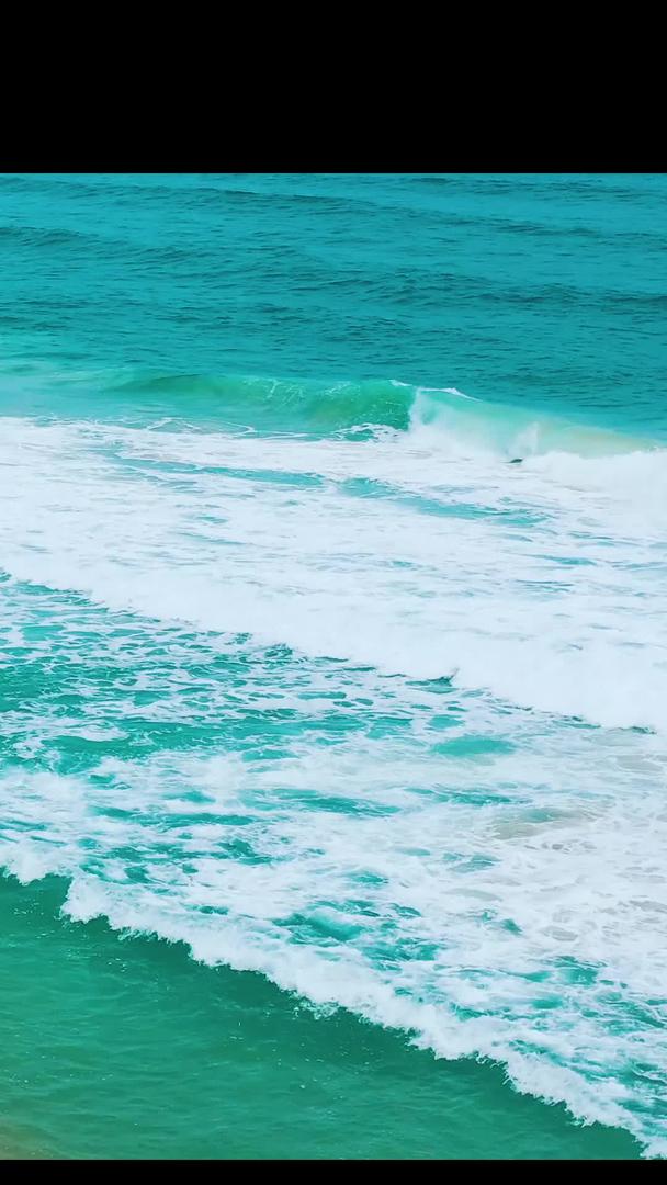 夏季航拍三亚亚龙湾海滩游客游览海浪视频的预览图