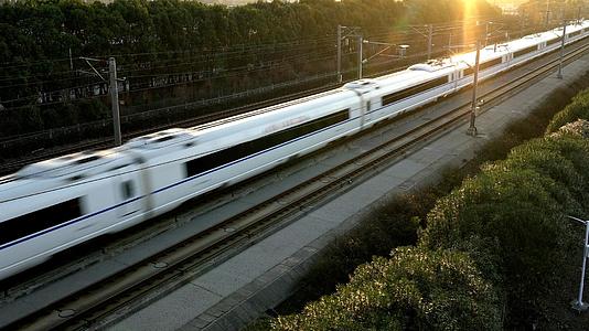 4K高速行驶中的和谐号列车视频的预览图