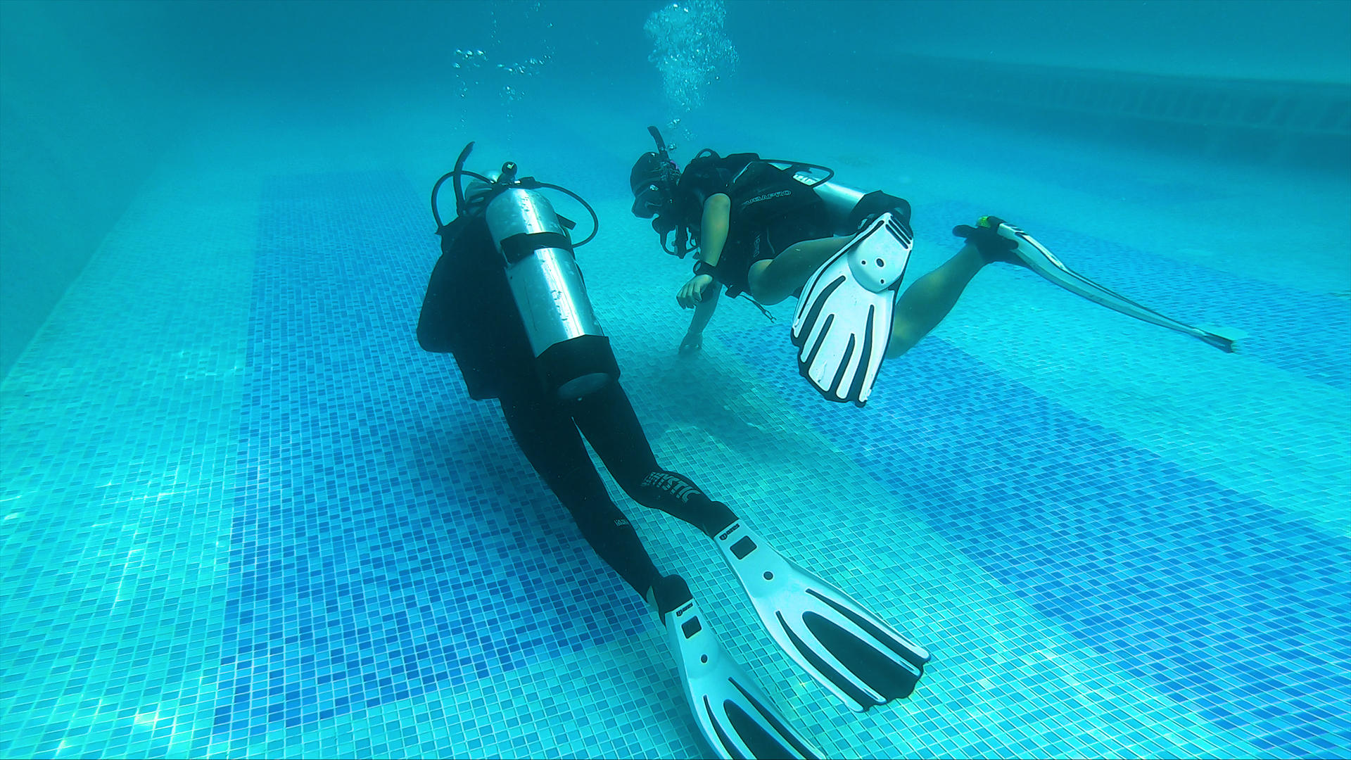 4K潜水水下练习视频的预览图