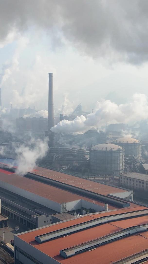 钢铁厂烟囱排放烟雾烟雾视频的预览图