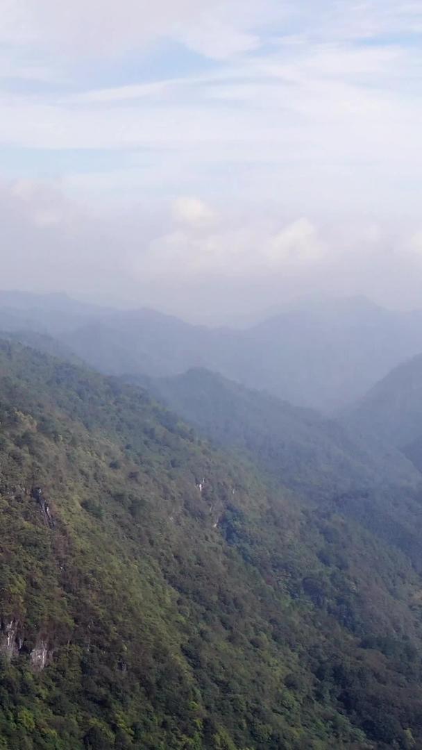 天然悬崖峭壁的航拍视频的预览图