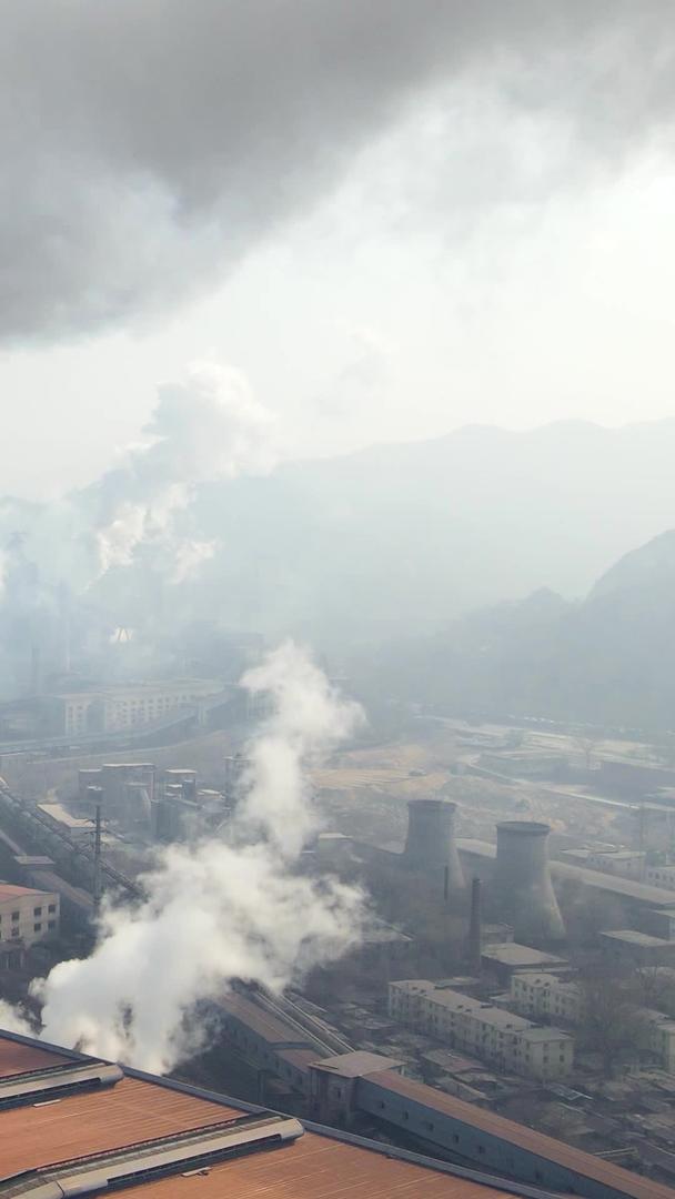 钢铁厂烟囱排放烟雾烟雾视频的预览图
