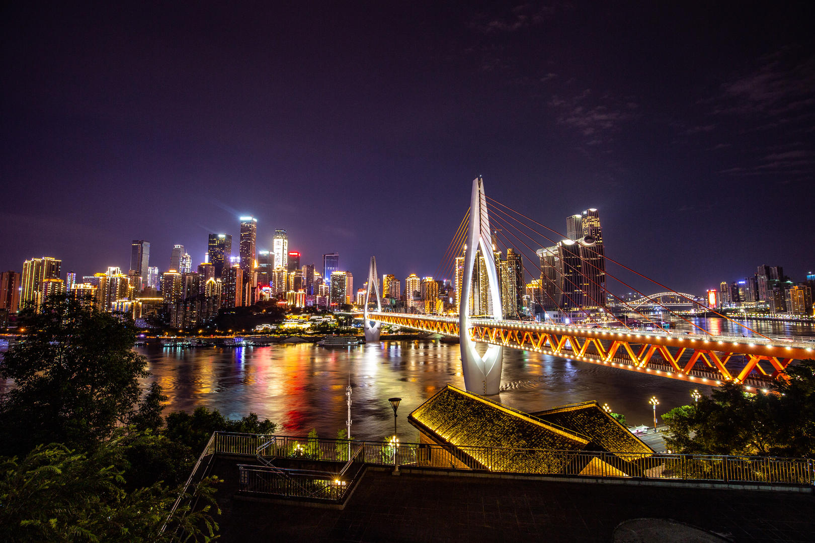 重庆东水门长江大桥渝中区夜景8k视频的预览图
