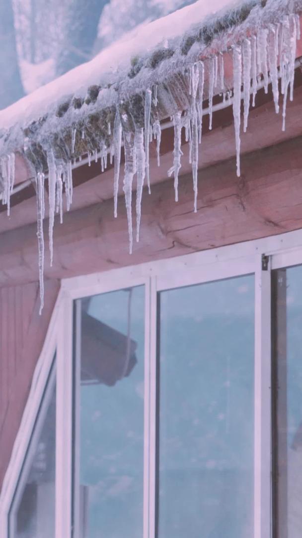 寒冬雨雪天气屋檐房屋冰锥屋檐房屋视频的预览图
