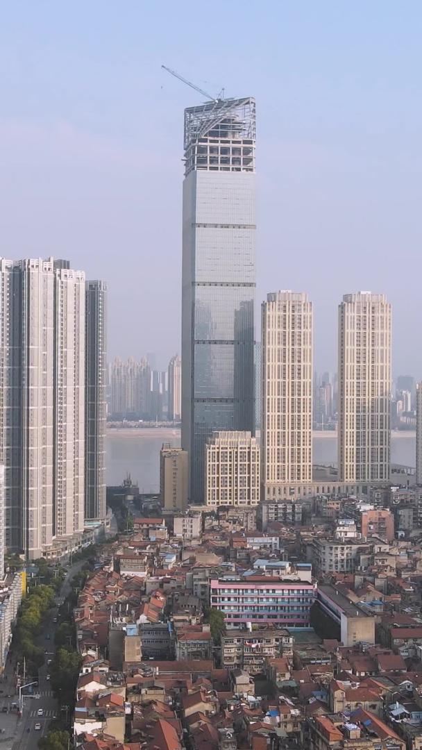 航拍城市在建地产高楼商务天际线素材视频的预览图