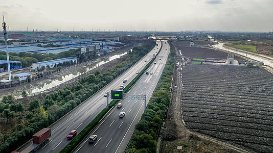 航拍沪昆高速公路视频的预览图