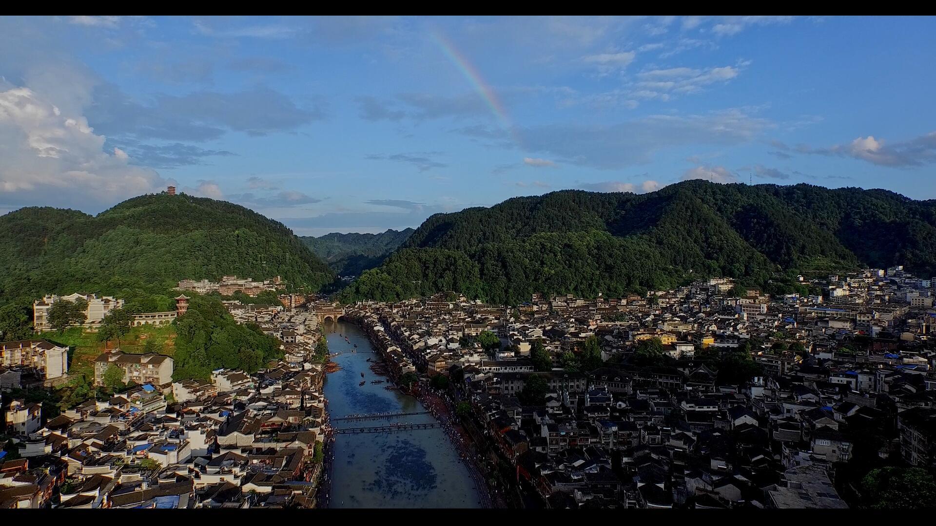 彩虹下的沱江两岸湘西风光航拍视频的预览图