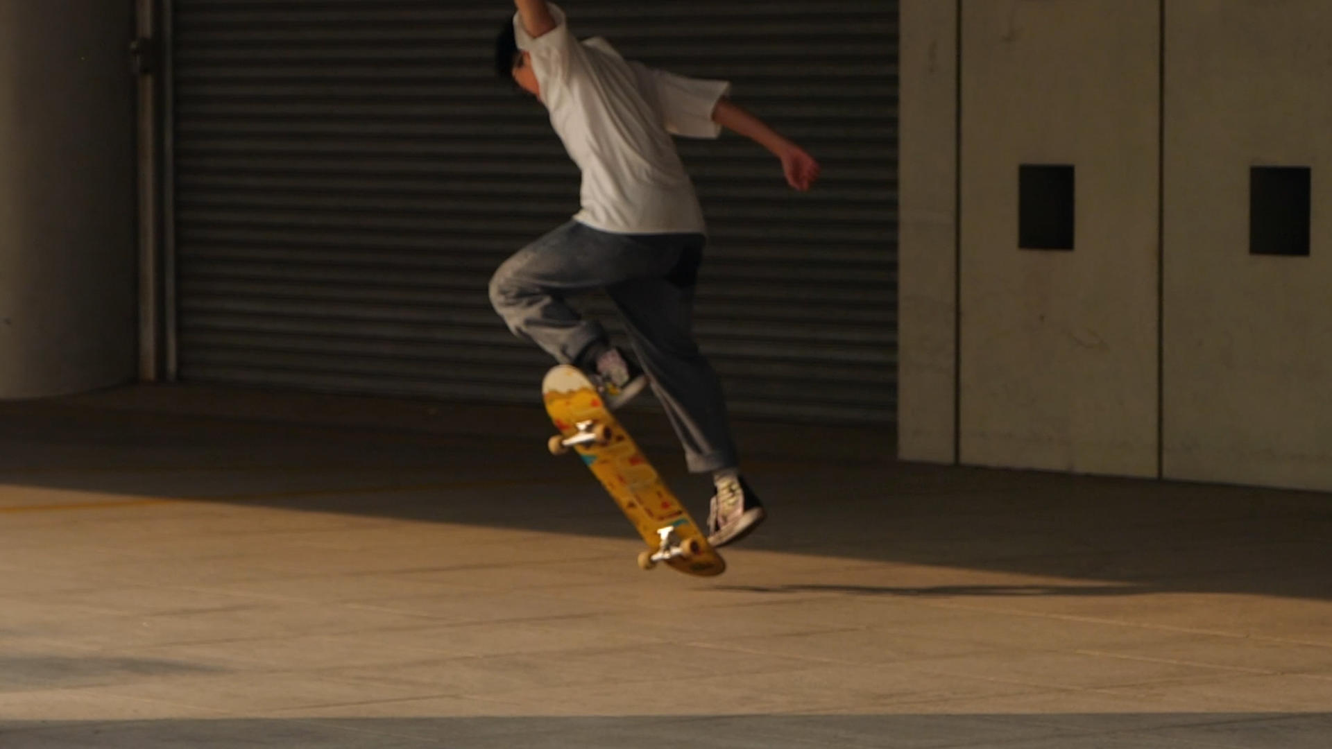 升格少年滑板滑滑板花式滑滑板健身运动视频的预览图