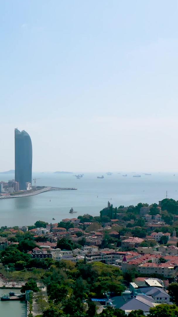 航拍厦门城市海岸线视频的预览图