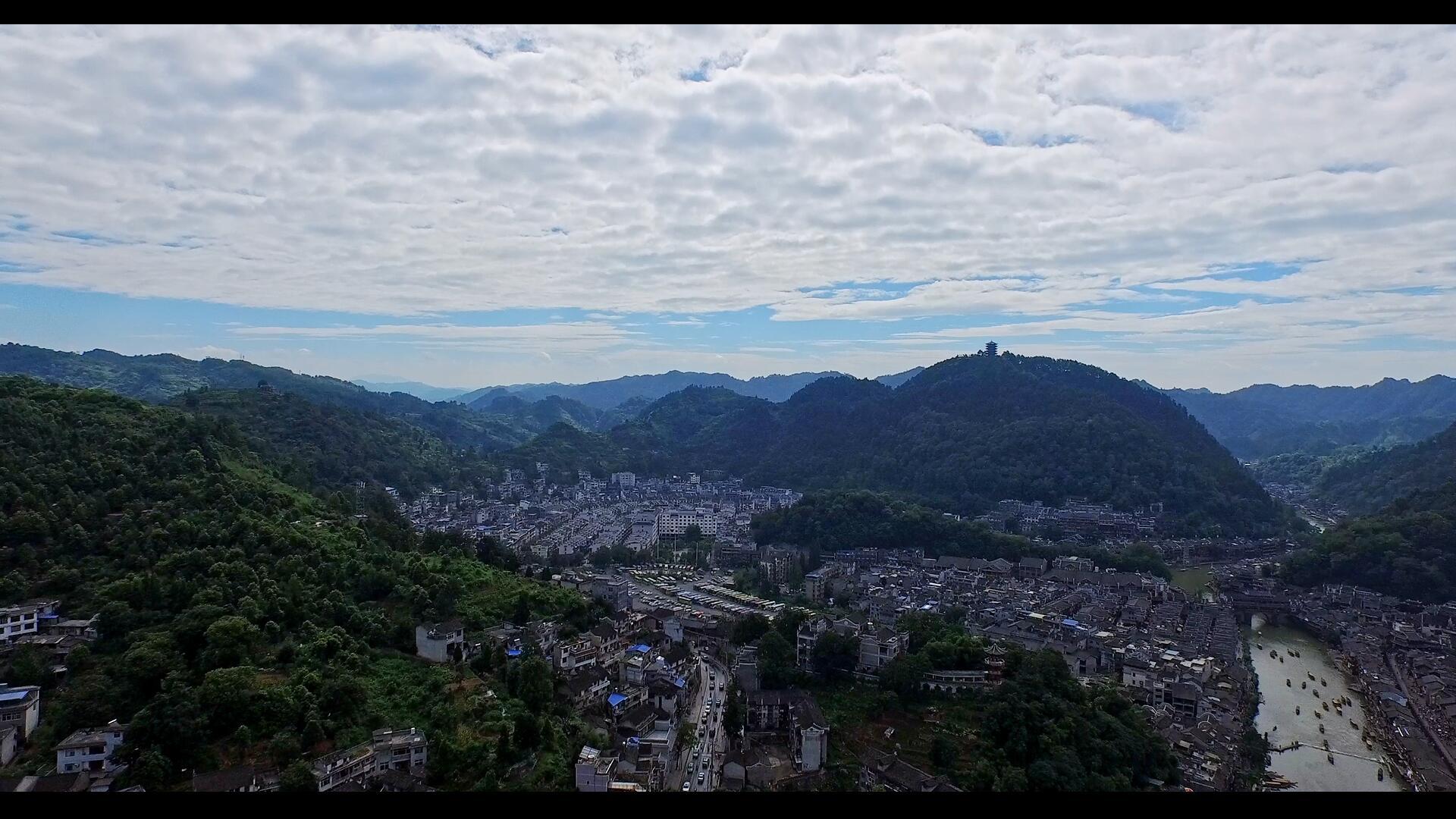 蓝天白云下湘西凤凰古城航拍视频的预览图