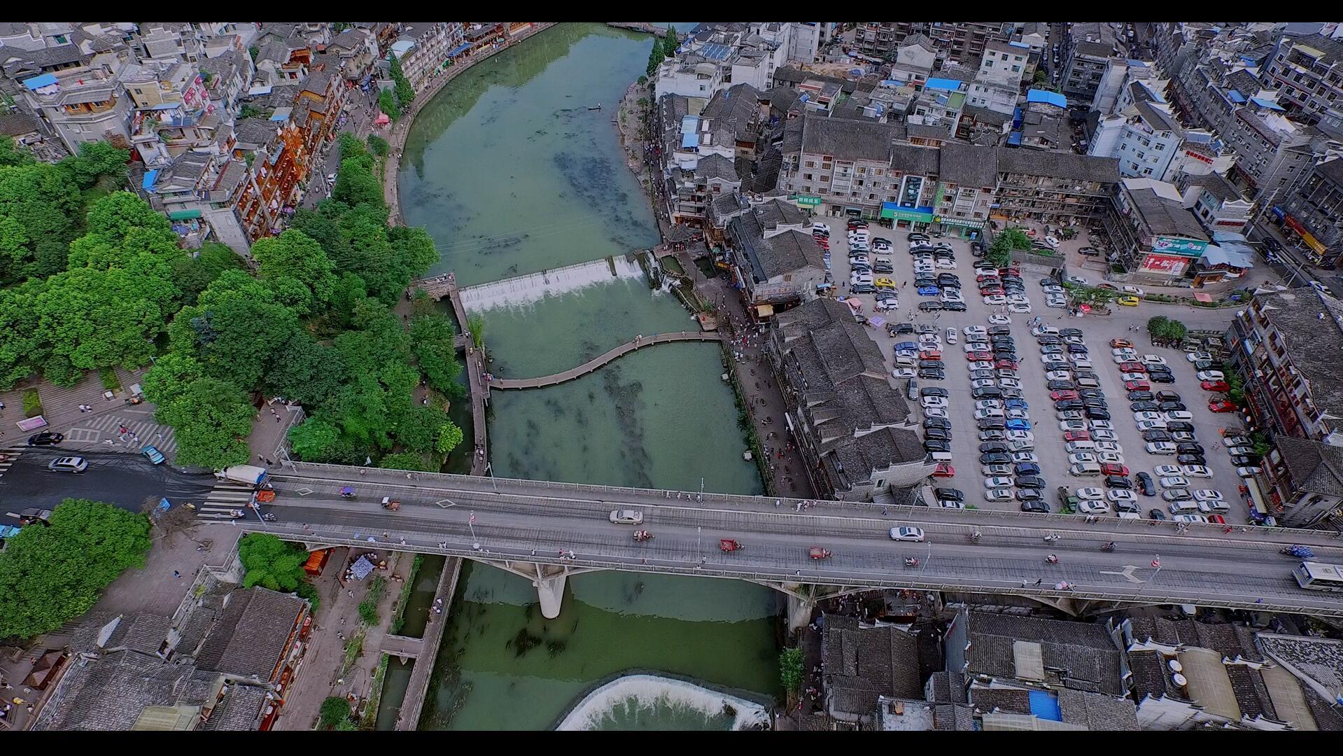凤凰古城外城市全景航拍视频的预览图