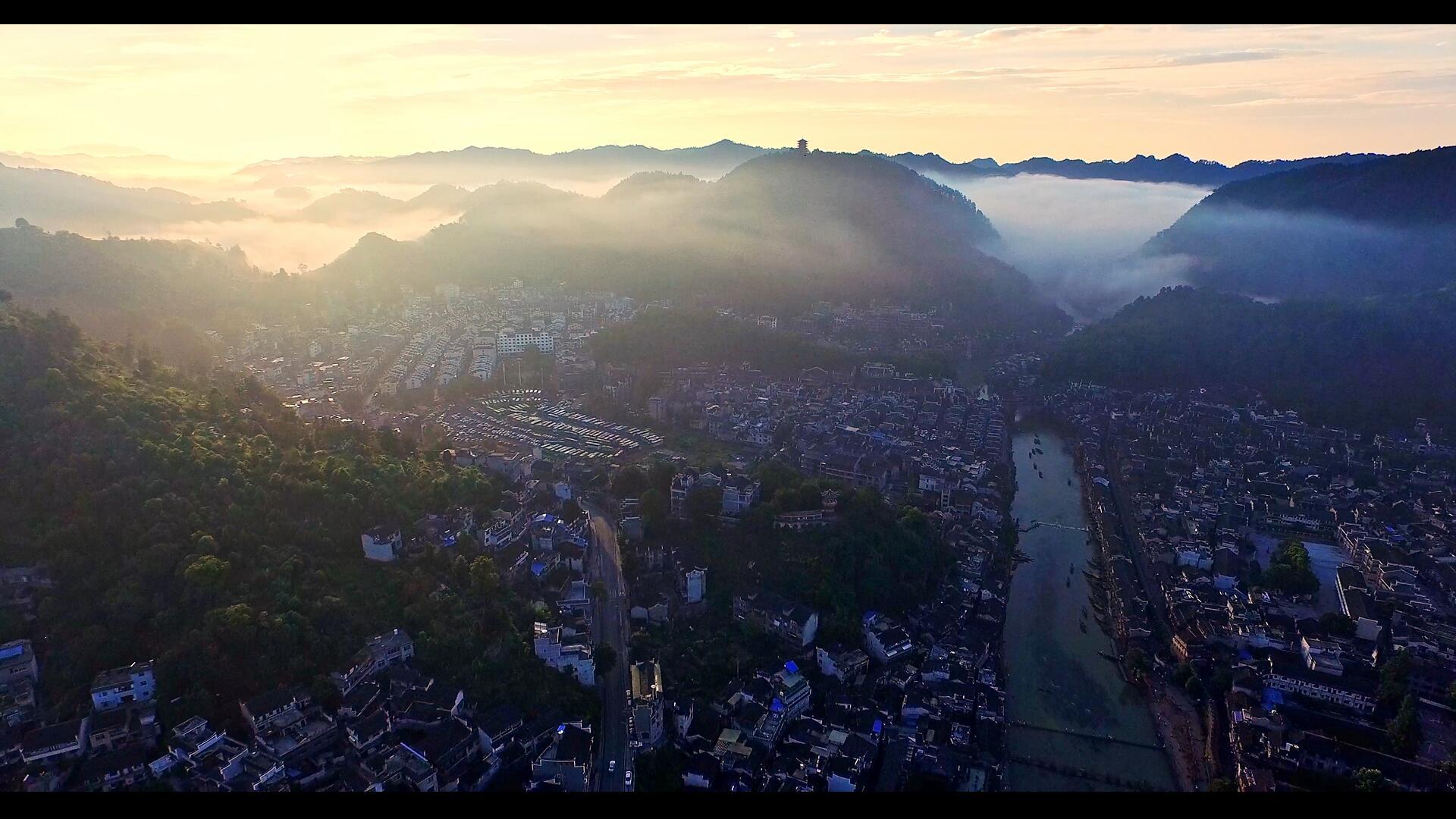 落日下沱江边凤凰古镇全景航拍视频的预览图