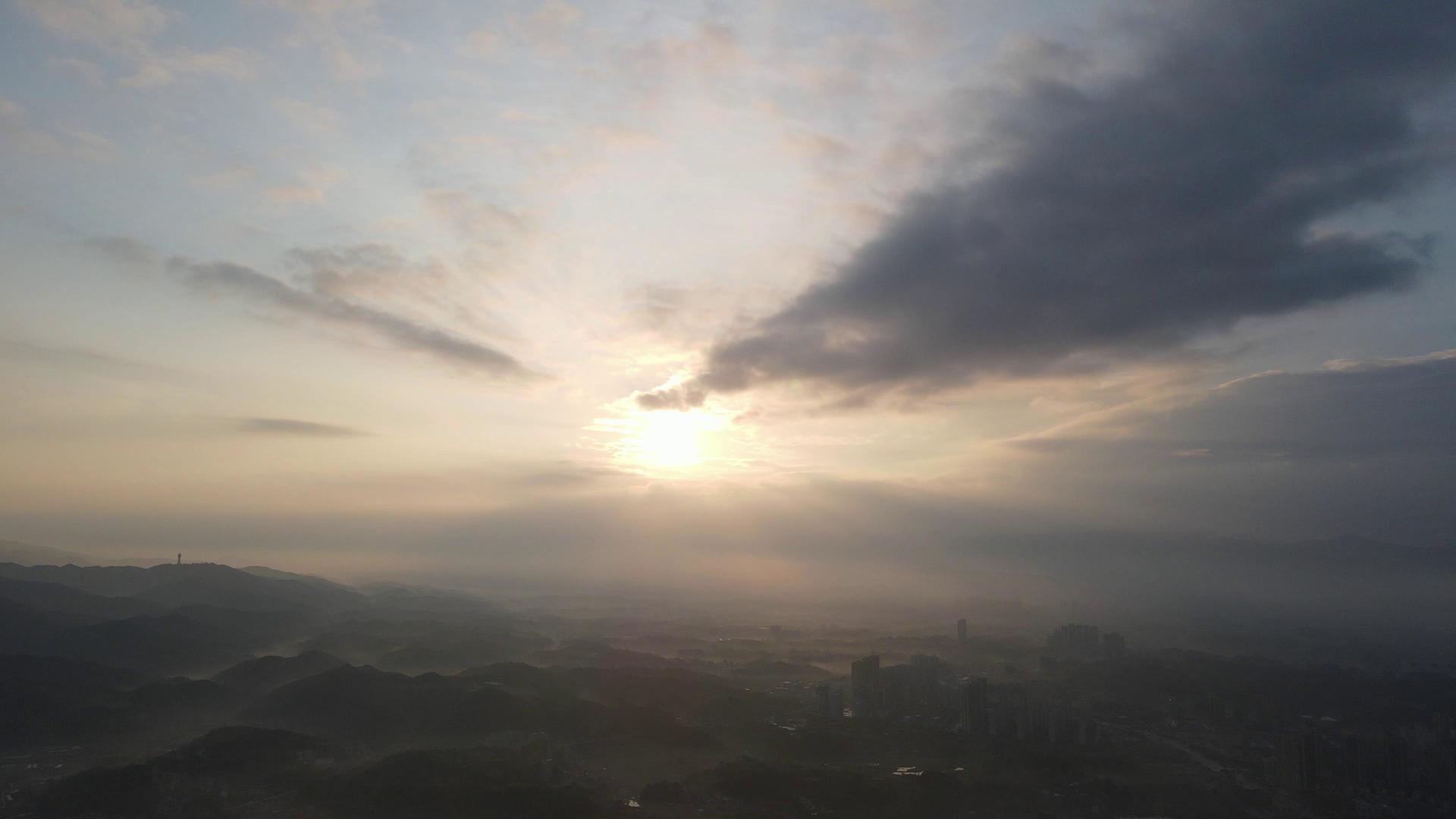 4K航拍清晨日出云雾缭绕视频的预览图