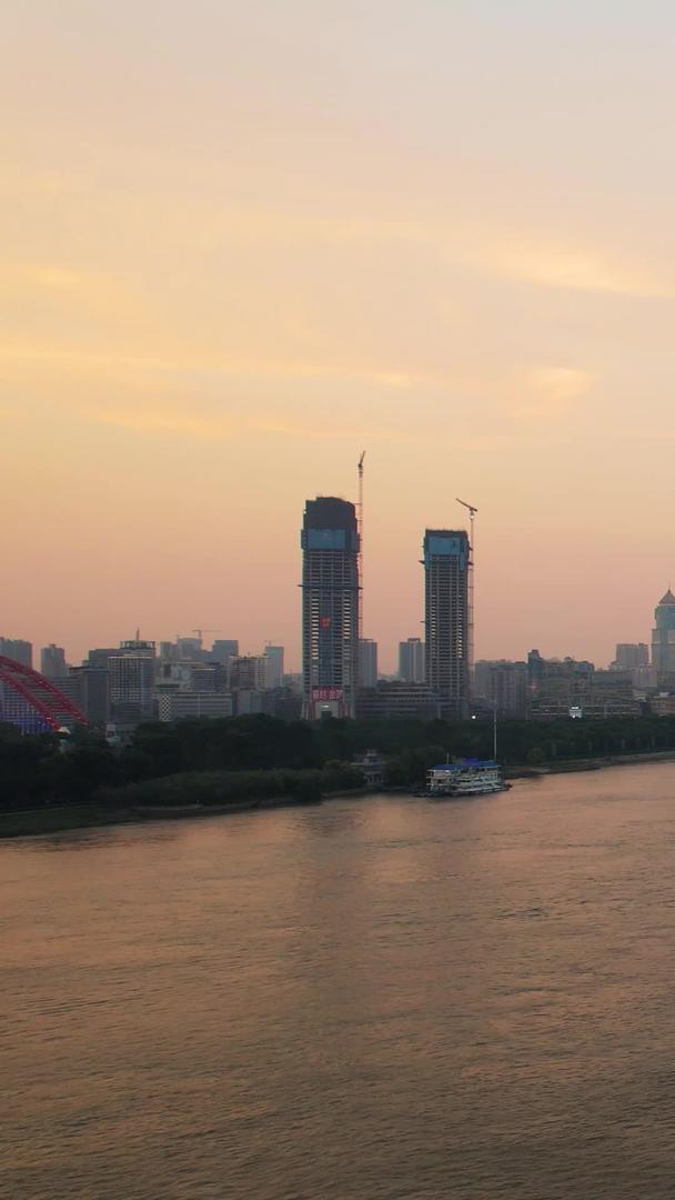 航拍城市日落天空夕阳余晖长江上物流货轮交通素材视频的预览图