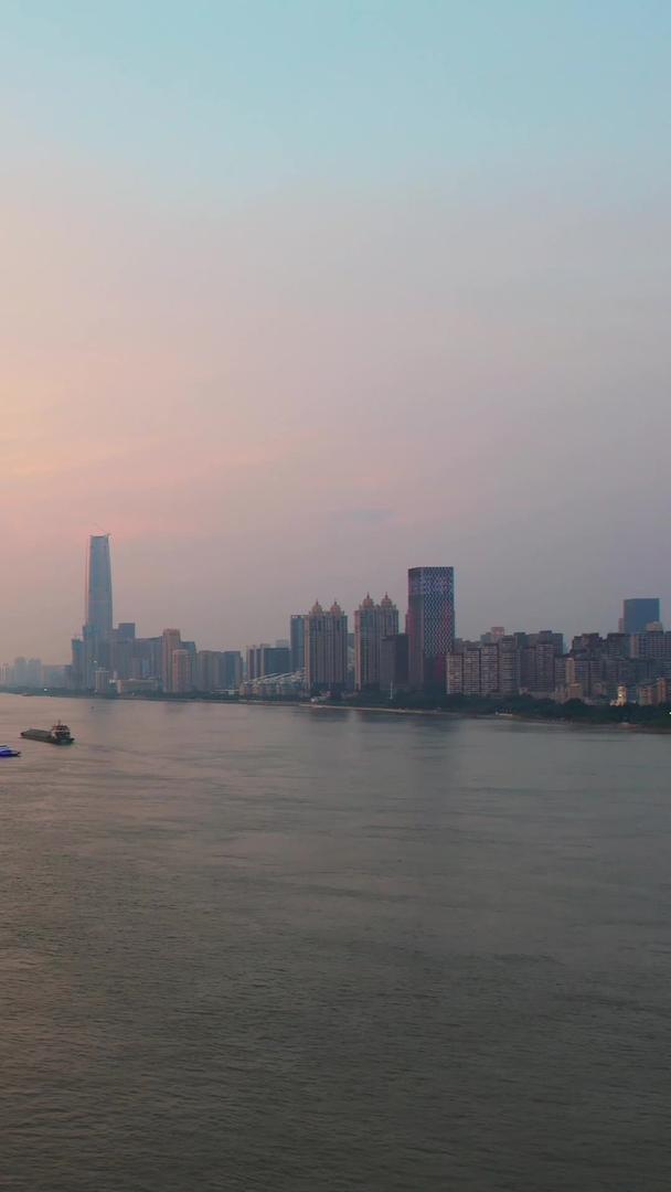 航拍城市日落天空夕阳余晖长江上物流货轮交通素材视频的预览图