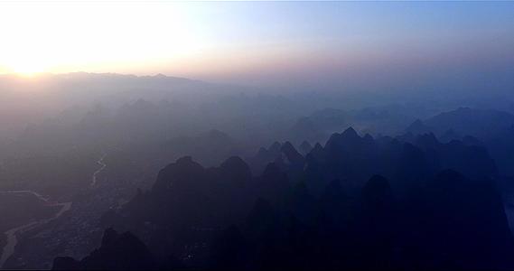 晨雾下的桂林山水视频的预览图