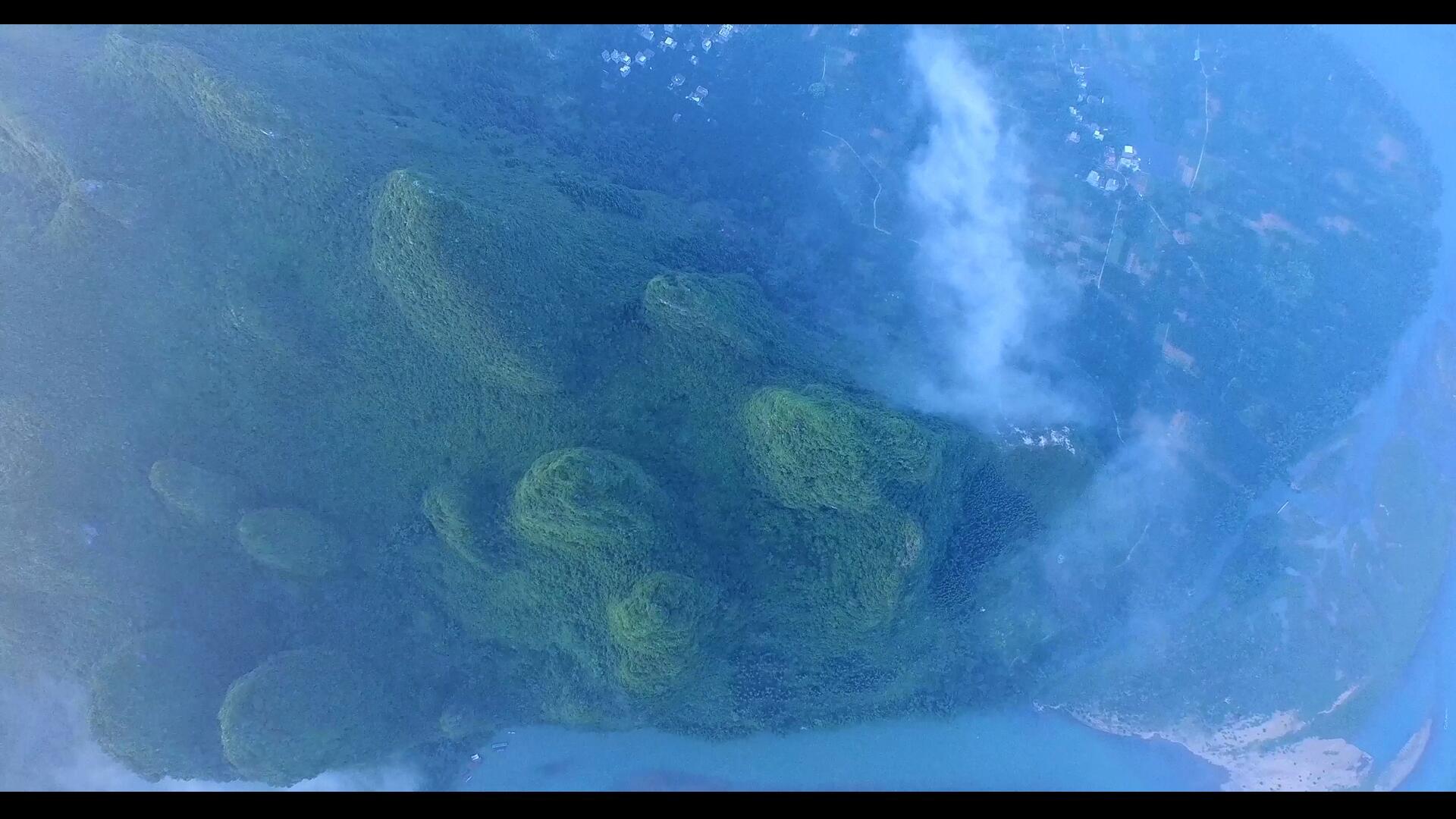 航拍俯瞰桂林山水视频的预览图