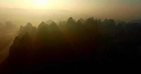 日出下晨雾中的桂林山水视频的预览图