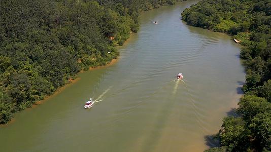 森林公园湖泊游艇4K航拍视频的预览图