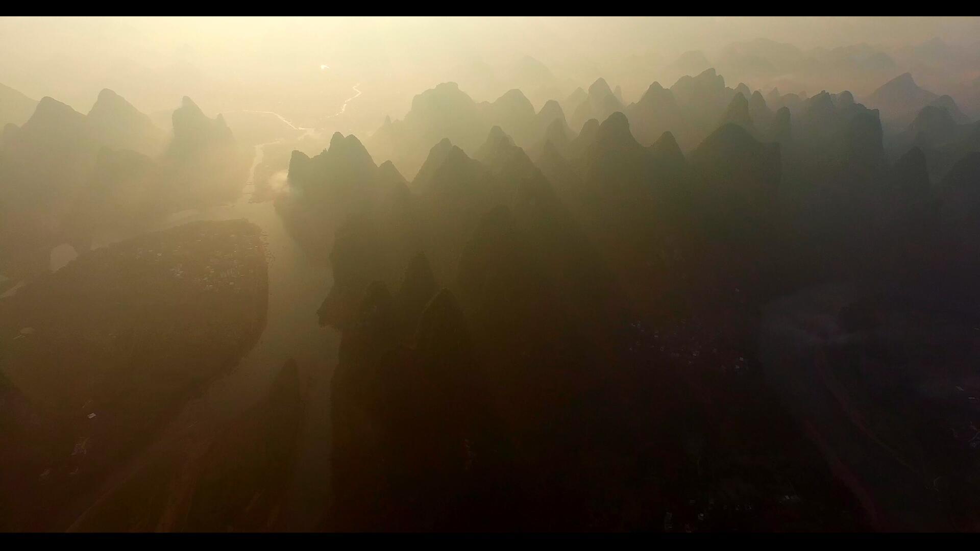 晨雾下的桂林山水视频的预览图