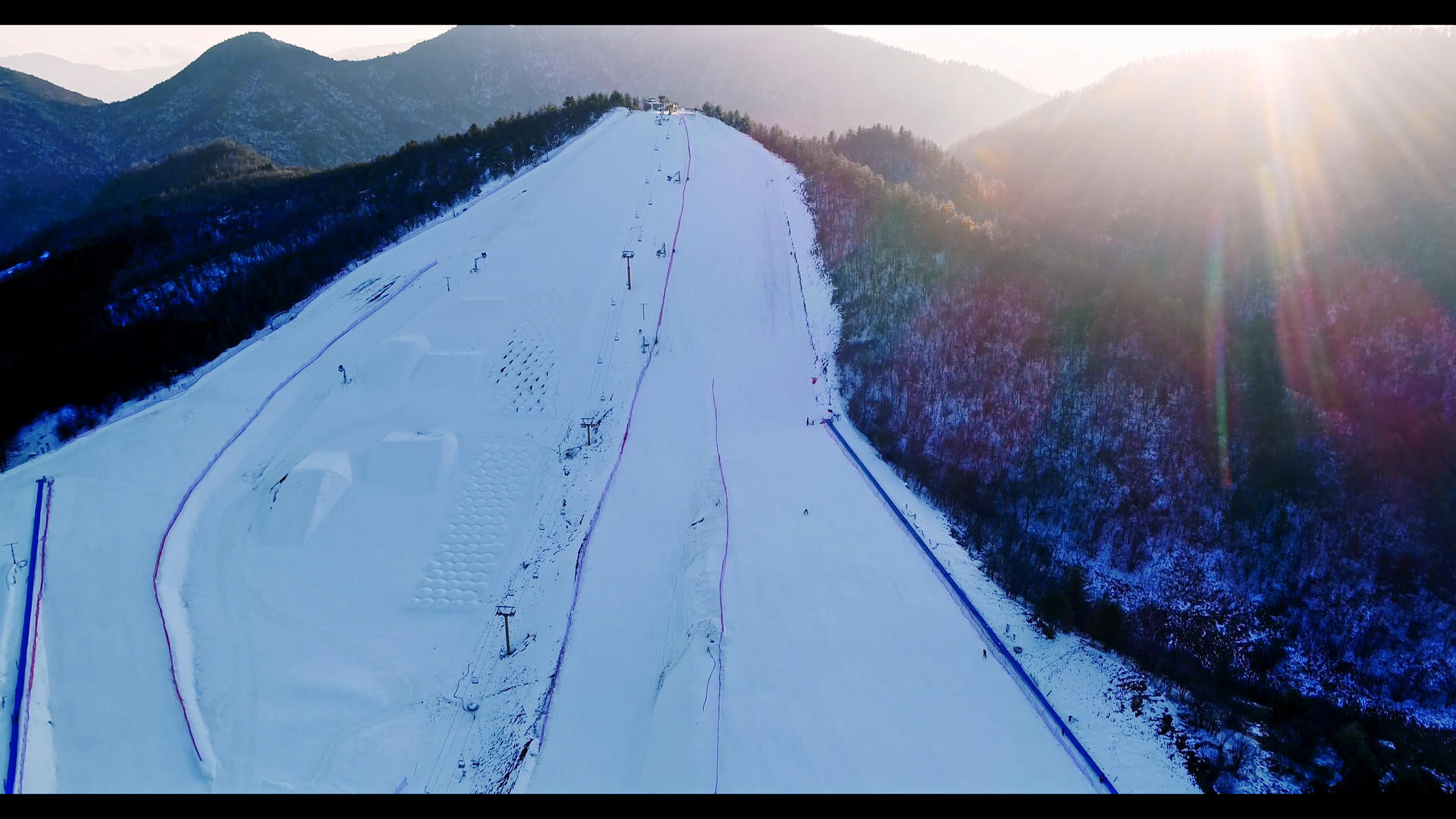 神农架滑雪场日光航拍视频的预览图