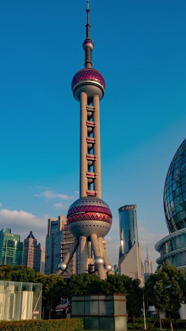 上海地标东方明珠陆家嘴蓝天白云延迟摄影视频的预览图