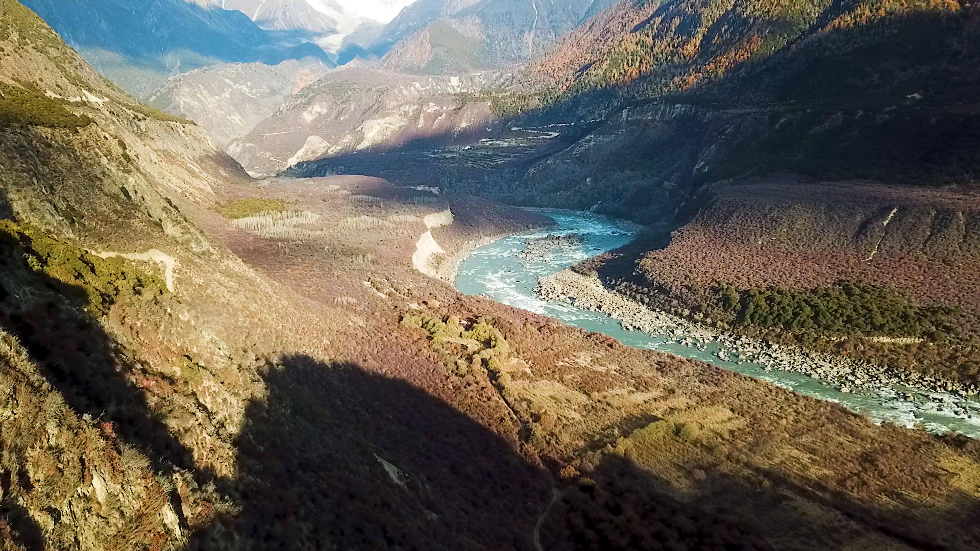 雅鲁藏布大峡谷航拍视频的预览图