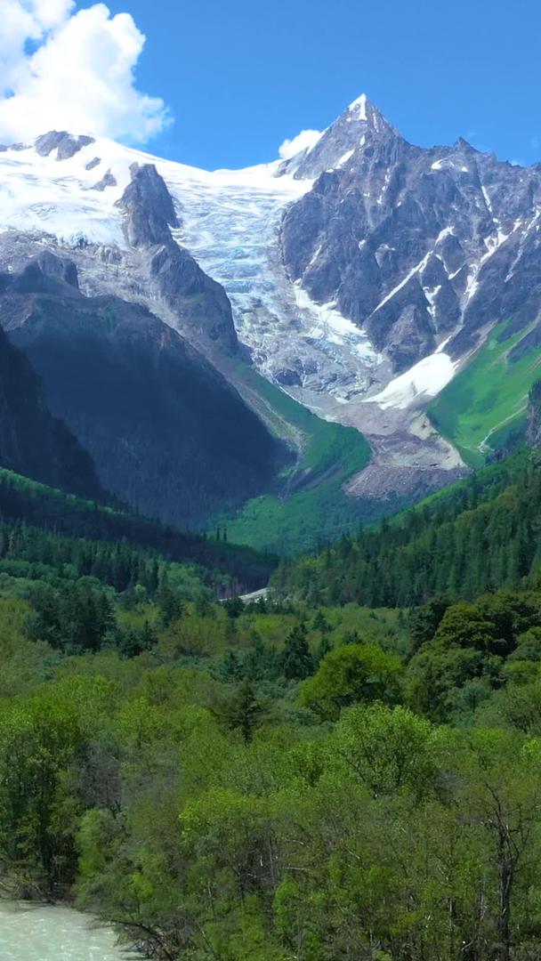 西藏318国道朗秋冰川景区航拍视频的预览图