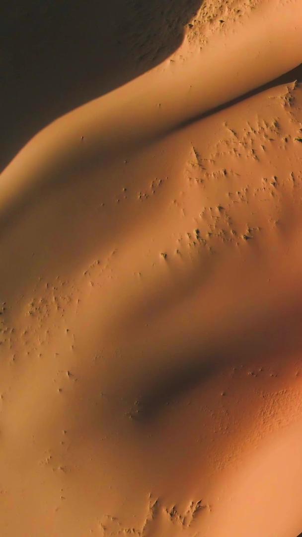 沙漠地貌的航拍视频的预览图