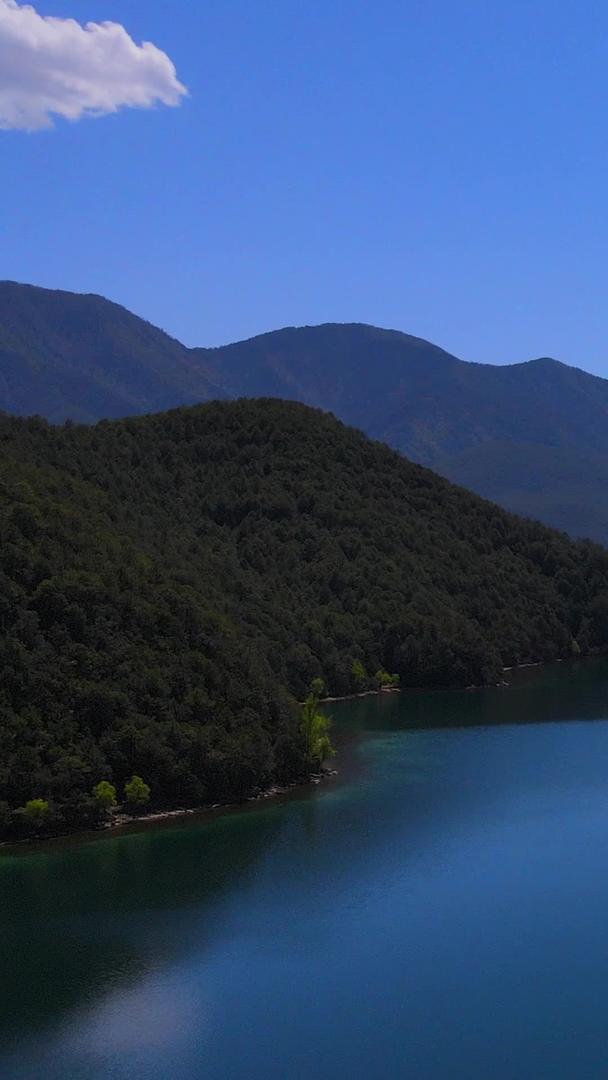 秋天蔚蓝的天空泸沽湖视频的预览图