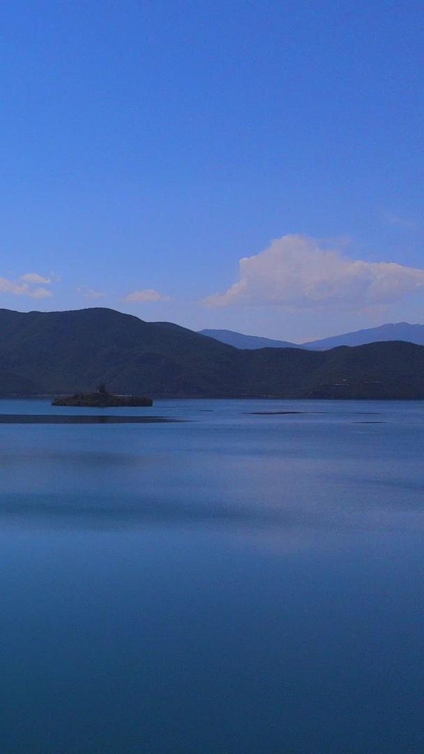 秋天蔚蓝的天空泸沽湖视频的预览图