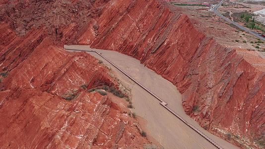 新疆库车天山神秘大峡谷航拍视频的预览图