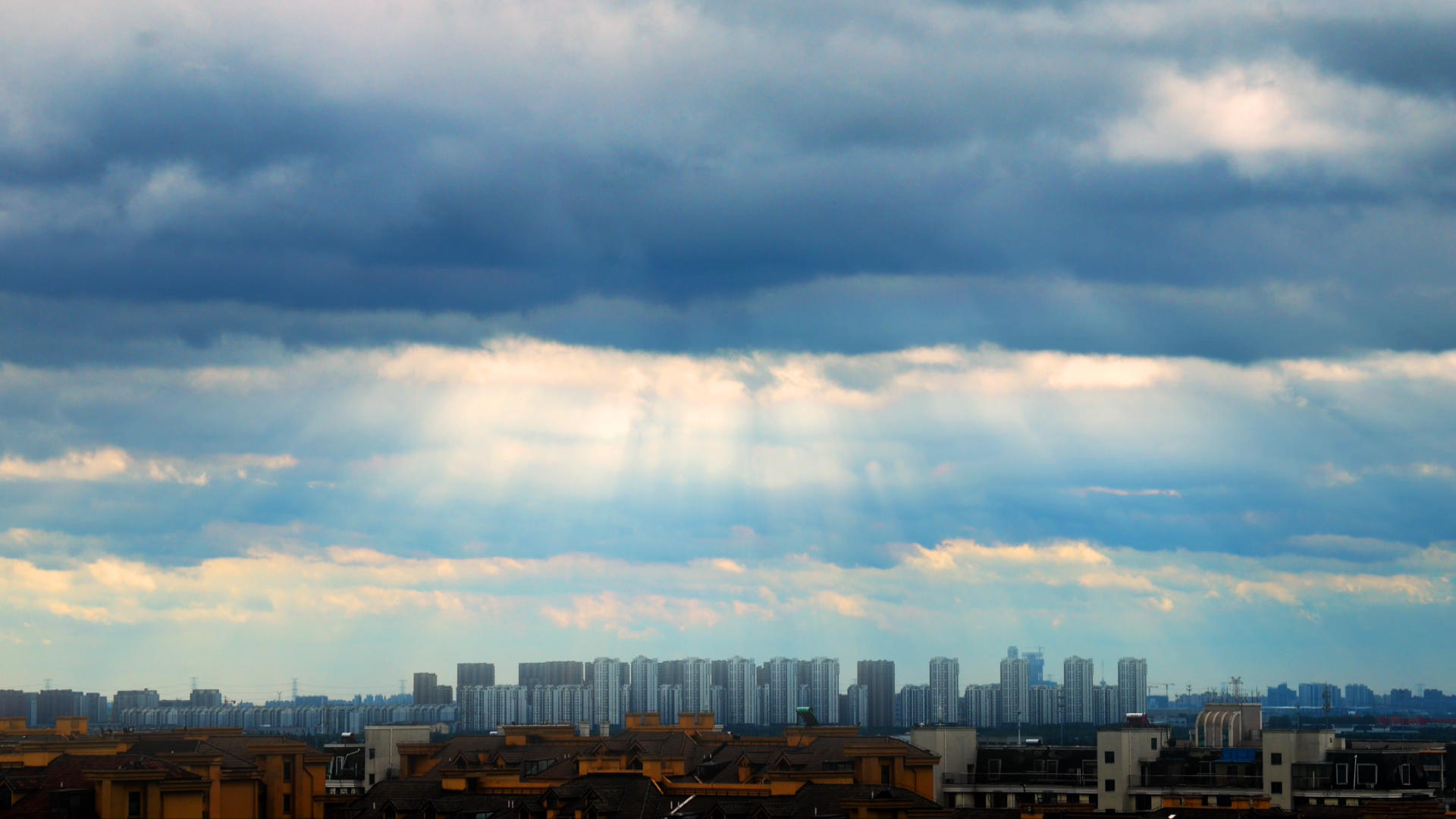 4K城市上空乌云密布视频的预览图