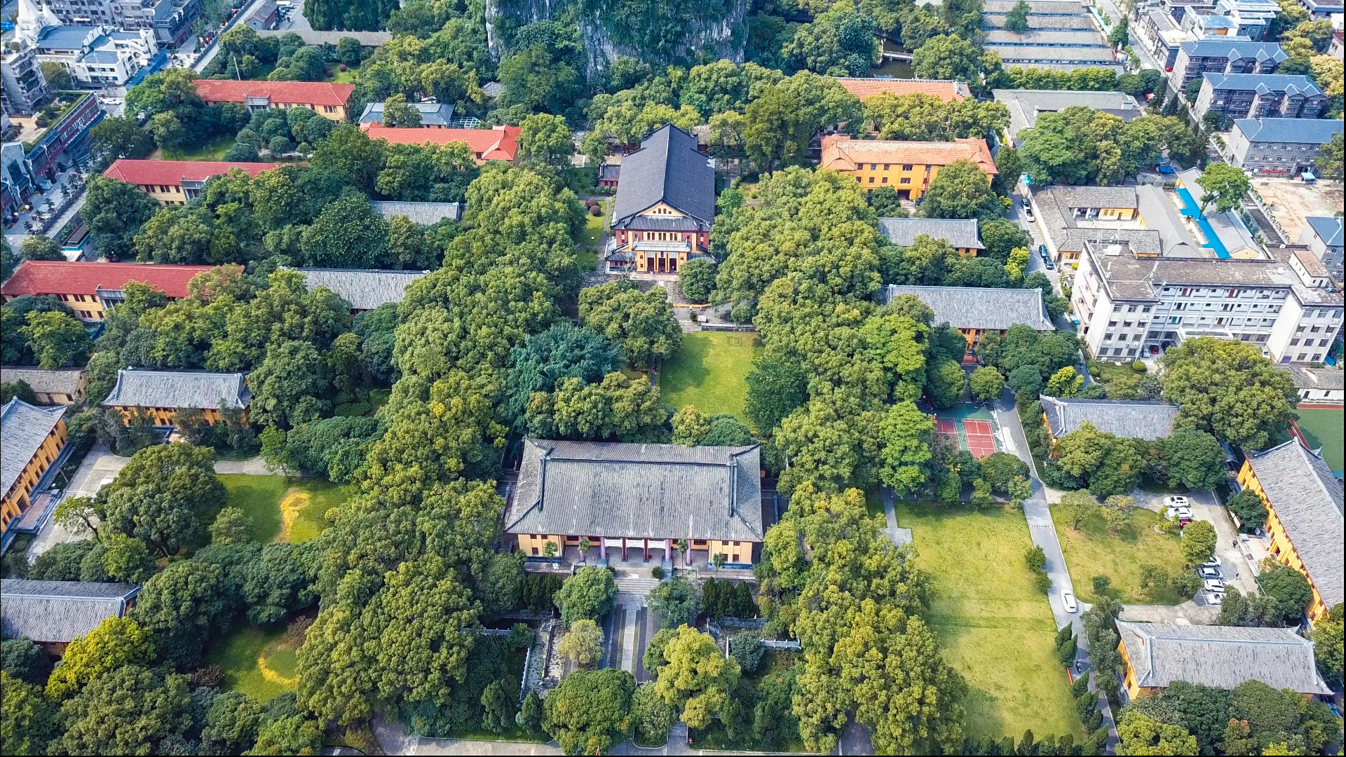 4k高清航拍桂林王城景区独秀峰视频的预览图