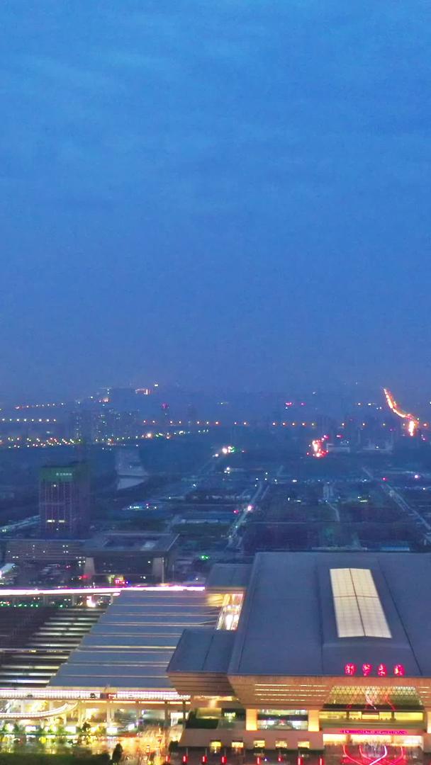 夜景航拍郑州东站视频的预览图