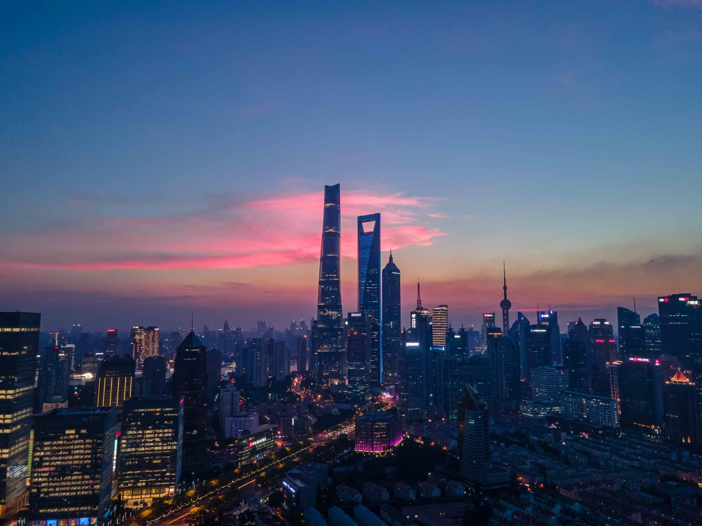 8K上海陆家嘴航拍日转夜视频的预览图