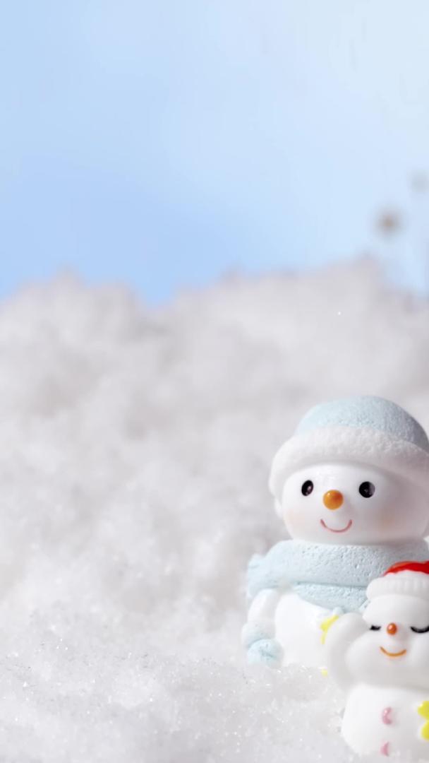 雪温暖下雪人一家三口玩具摆件视频的预览图