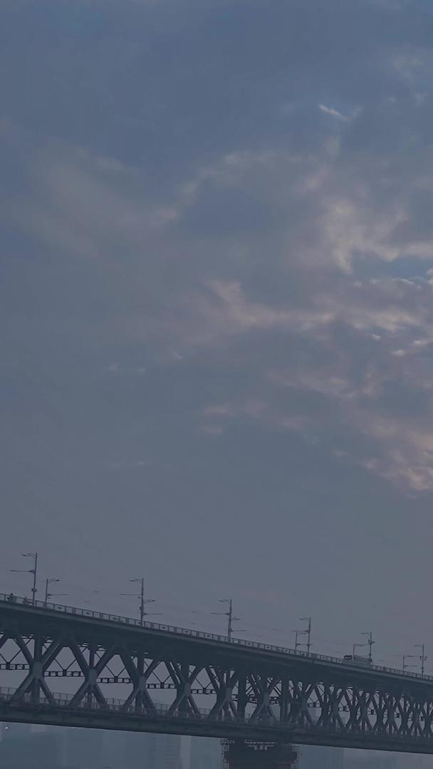 日夜延迟摄影晚霞燃云天空素材长江第一桥武汉长江大桥夜景视频的预览图