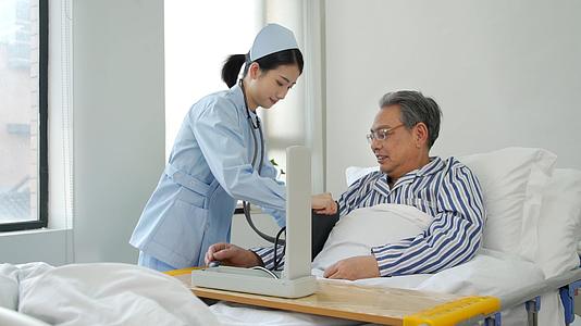 护士给老人检查血压视频的预览图