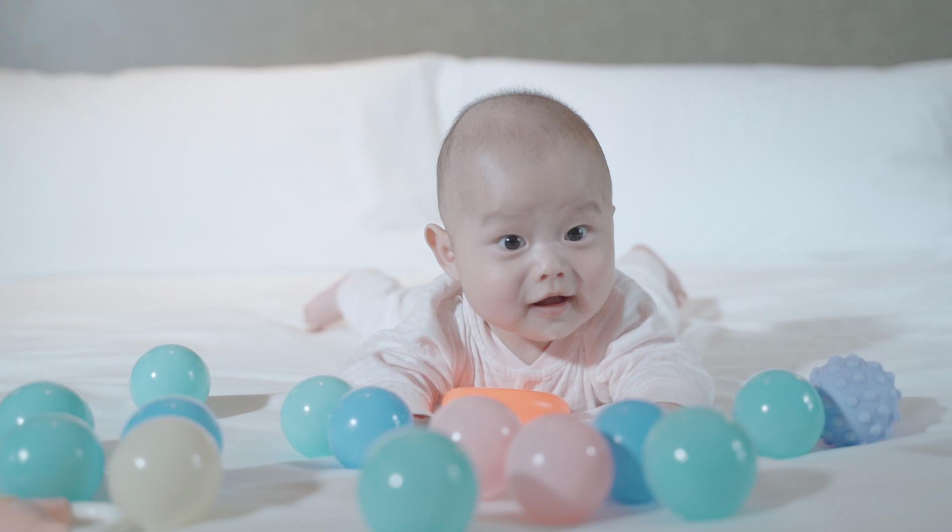 4k升格宝宝开心的玩海洋球视频的预览图