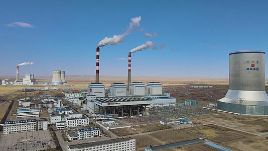 4k航拍蓝天下的大型发电厂企业视频的预览图