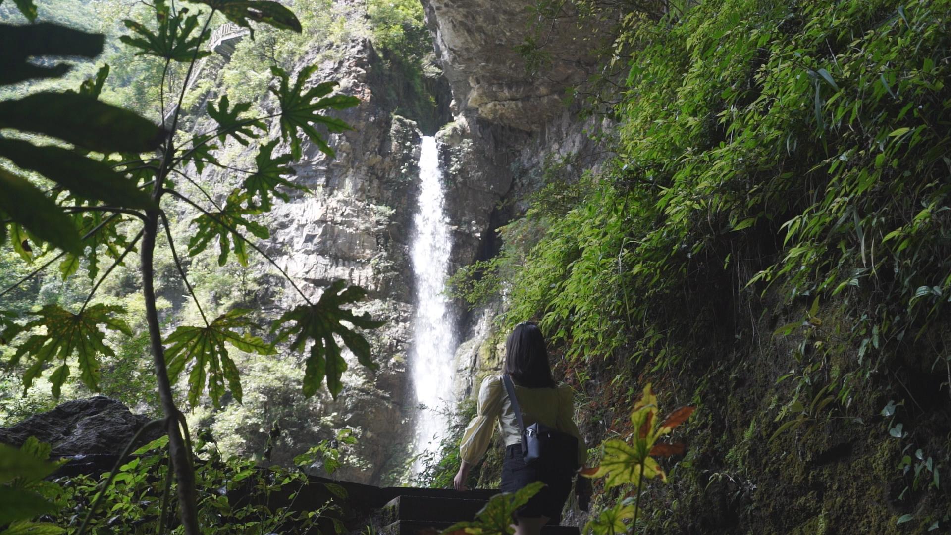 游客游玩神龙峡瀑布5A级旅游景区重庆黑山谷视频的预览图