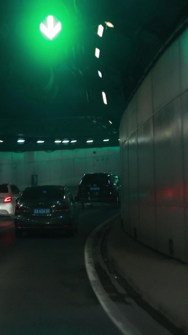 车辆行驶隧道的第一视角视频的预览图