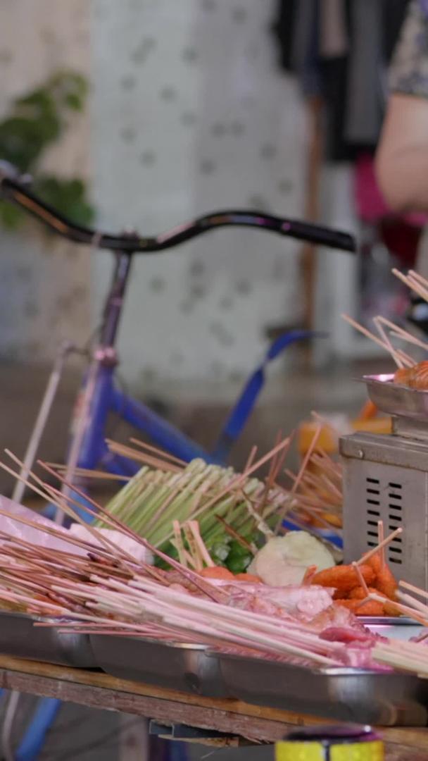 广东深圳街头小吃烧烤炒粉视频视频的预览图