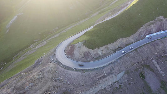 青海祁连山弯曲的山路航拍4K视频视频的预览图