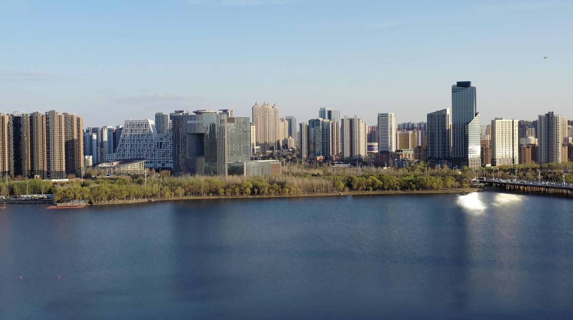 沈阳城市风光浑河岸边高楼群视频的预览图