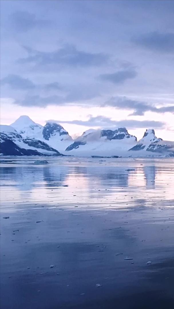 南极科考船靠近南极大陆视频的预览图